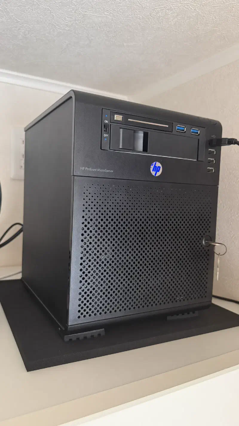 “フロントドアを閉めたHP ProLiant MicroServer Gen8”